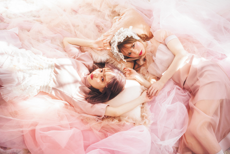 左:中村里砂 右:黒瀧まりあ「少女と大人を彷徨うピンク」|『LARME 039』