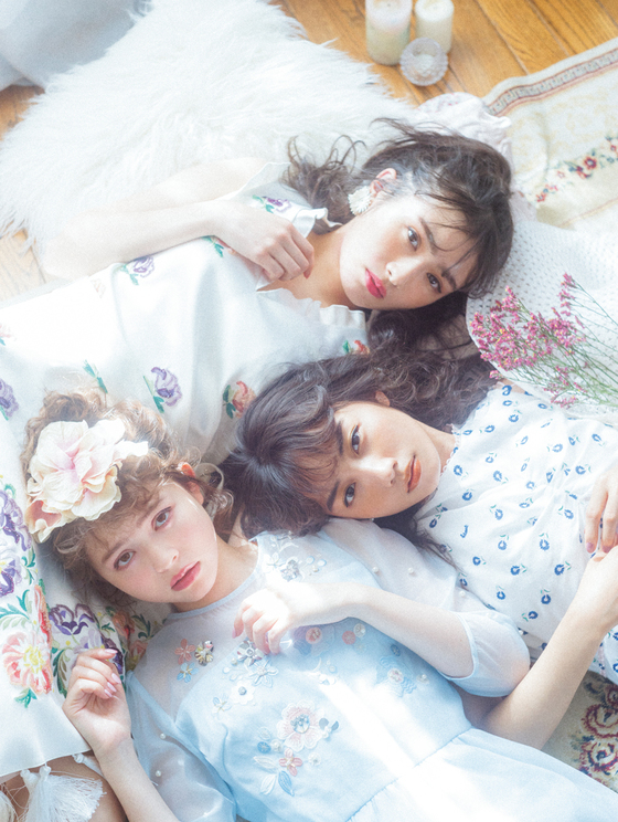 上:渡辺梨加 中:黒木ひかり 下:加藤ナナ「girl’s dreamin‘ 」|『LARME 039』