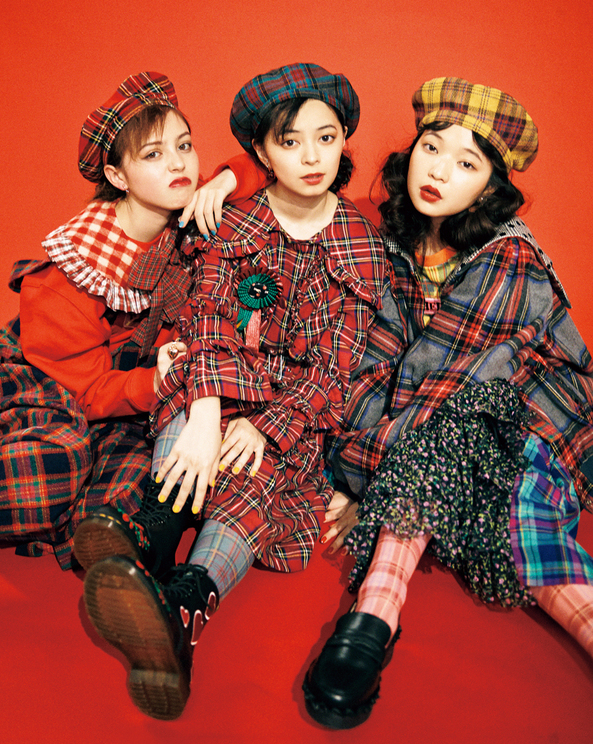 左:加藤ナナ 中:上國料萌衣 右:田中芽衣「GIRLY CHRONICLE」|『LARME 039』