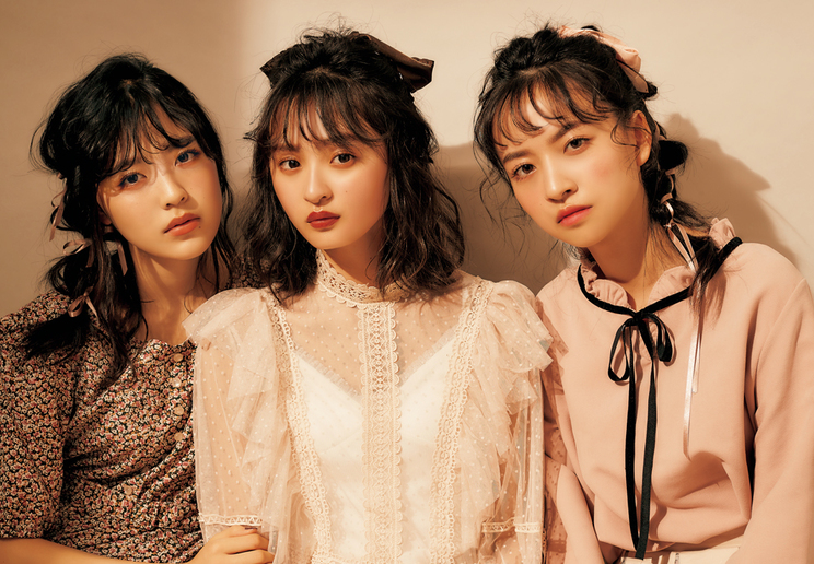 列左より:柴田柚菜、遠藤さくら、金川紗耶(乃木坂46 4期生)「AMBIGUOUS HAIR ARRANGE」|『LARME 039』