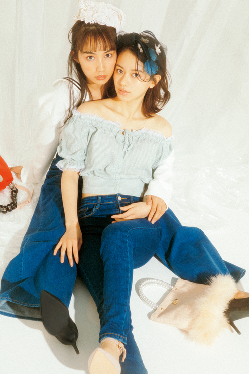 左:黒木ひかり 右:山本舞香「Feelings of SPRING DENIM」|『LARME 039』