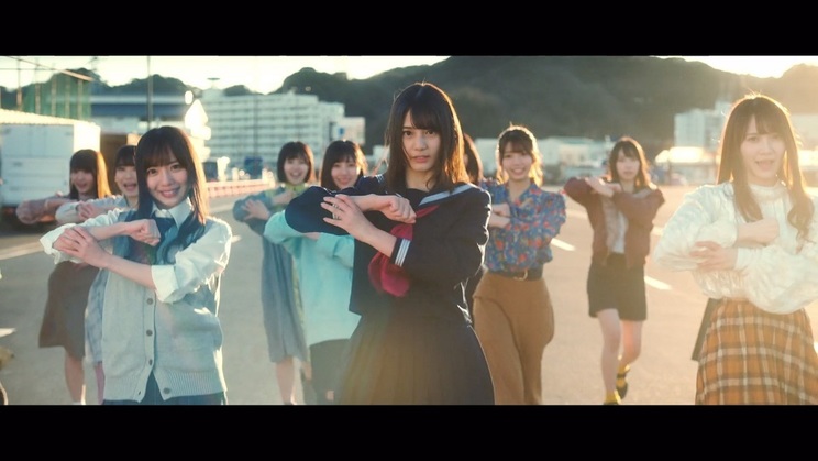 日向坂46「ときめき草」MVより