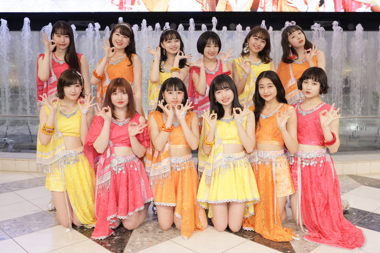 後列左から、笠原桃奈、中西香菜、上國料萌衣、船木結、室田瑞希、勝田里奈/前列左から、川村文乃、竹内朱莉、太田遥香、伊勢鈴蘭、和田彩花、佐々木莉佳子|池袋サンシャインシティ・アルパ噴水広場(2019年4月11日)