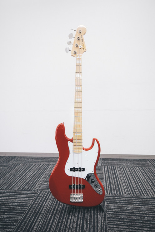 äžãç¬ã¿ãïŒç¥å®¿ïŒææã®Fenderã®ãžã£ãºããŒã¹