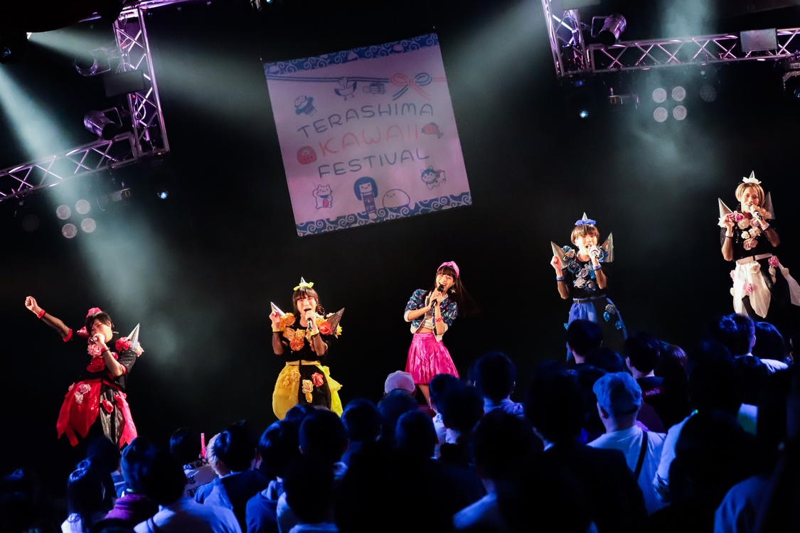 äºäžç®ã®éã«ãã³ã°ã¢ãŠããïŒTERASHIMA KAWAII FESTIVAL vol.1ïŒçµæŒåŸã€ã³ã¿ãã¥ãŒãâçŸå®ã«ã¡ã©âã䜿ãç±èã¡ããã ããã§ããã